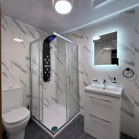 Centre- 9 Bed House With Free Parking *