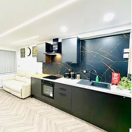 Centre- 9 Bed House With Free Parking